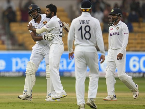 Indian players greet retiring Suranga Lakmal