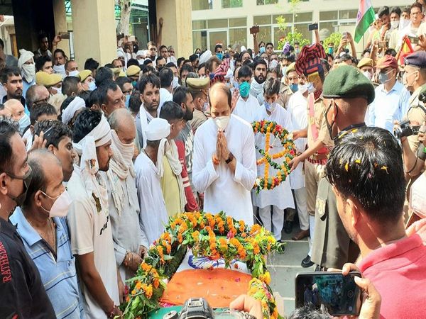  Yogi Govt will give ₹ 50 lakh and govt job to martyr Sepoy Prashant Sharma' family, who lost his life Pulwama Encounter