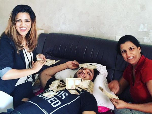 Sushant singh Rajput sisters celebrates MS Dhoni Success