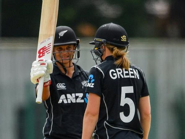 Suzie Bates and Maddy Green