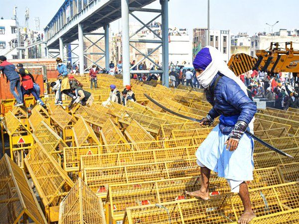 Farmers' tractor parade turned violent in Delhi protesters reached Lal Quila