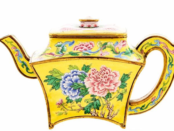 A Man finds antique ‘teapot’ worth Rs 95 lakh when clearing out his home during lockdown