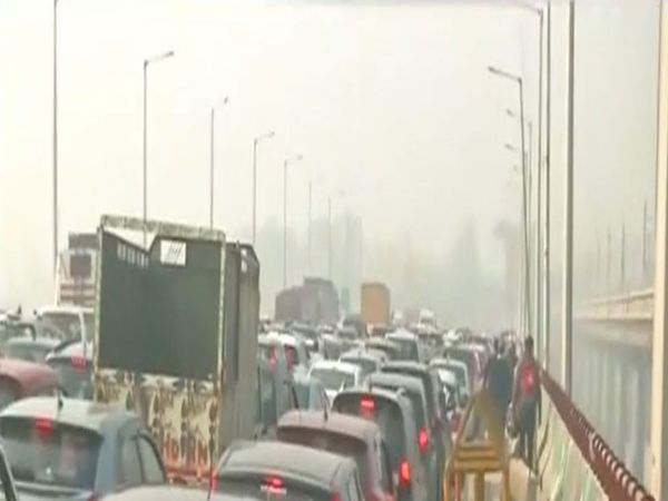 Pollution की मार झेल रहे Delhi वाले, अब हुए भारी Traffic जाम के शिकार