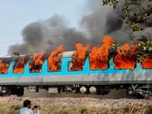 Shatabdi Express:दिल्ली-देहरादून शताब्दी एक्सप्रेस के कोच में भीषण आग, मचा हड़कंप