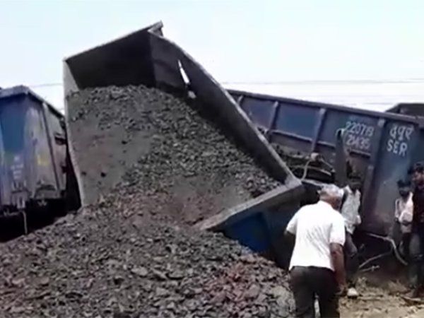 Rail Accident:इटावा के भरथना रेलवे स्टेशन के पास कोयले से भरी मालगाड़ी पलटी, दिल्ली-हावड़ा रूट बाधित