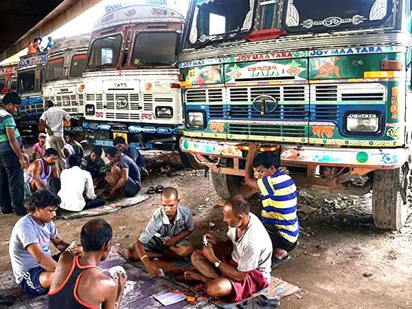 "डीजल के दाम पर नहीं लगी लगाम, तो थम जायेंगे ट्रकों के पहिए, होगा चक्का जाम"
