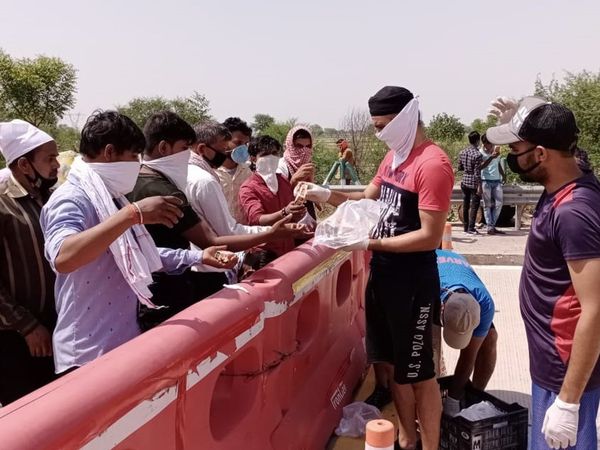 Tajinder Singh Dhillon distributing food to the people migrating