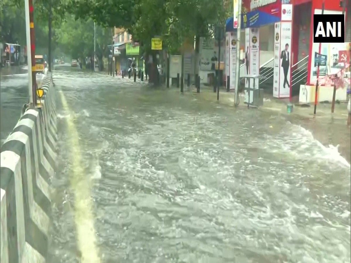 Tamil Nadu Rains: तमिलनाडु में भारी बारिश से आम जनजीवन अस्त-व्यस्त, आज भी कई हिस्सों में रेड अलर्ट