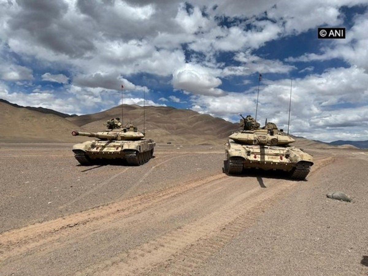 Ladakh में वायुसेना के बाद आर्मी ने दिखाई ताकत, दुर्गम इलाकों में ऑपरेशन के लिए तैयार है टैंक रेजीमेंट
