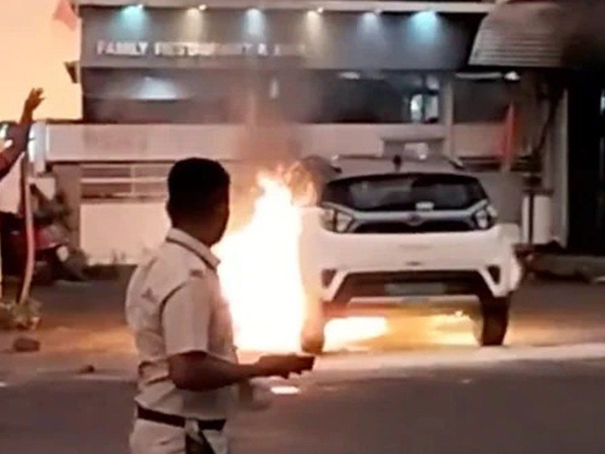 VIDEO: ई-स्कूटर के बाद अब इलेक्ट्रिक कार ने पकड़ी आग, धू-धू कर जल उठी Nexon EV