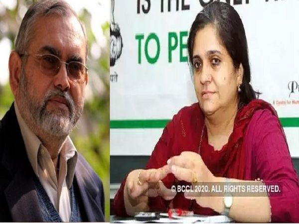 Delhi Minorities Commission chairman Zafarul Islam awards Teesta Setalvad