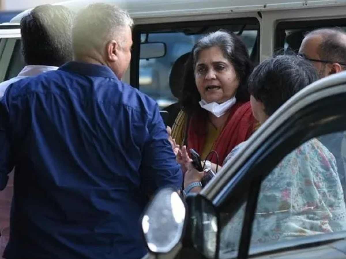 Teesta Setalvad: गुजरात एटीएस ने दंगा मामले में तीस्ता सीतलवाड़ को अहमदाबाद क्राइम ब्रांच को सौंपा, 3 बजे कोर्ट में होगी पेशी