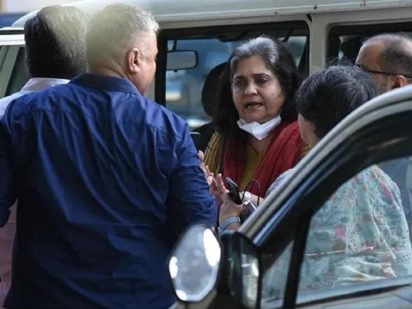 Gujarat ATS handed over Teesta Setalvad to Ahmedabad Crime Branch in riot case will appear in court at 3 pm