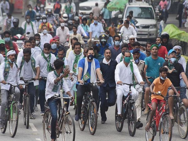RJD leader tejashwi and tej pratap yadav pull a tractor in Patna against the rise in Petrol diesel prices