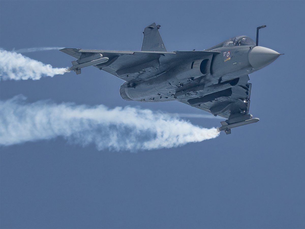 Singapore AirShow 2022: सिंगापुर के आसमान में तेजस ने भरी गर्जना, कलाबाजी देख दंग हुए लोग