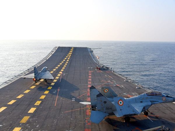 Video of Tejas takeoff from INS Vikramaditya