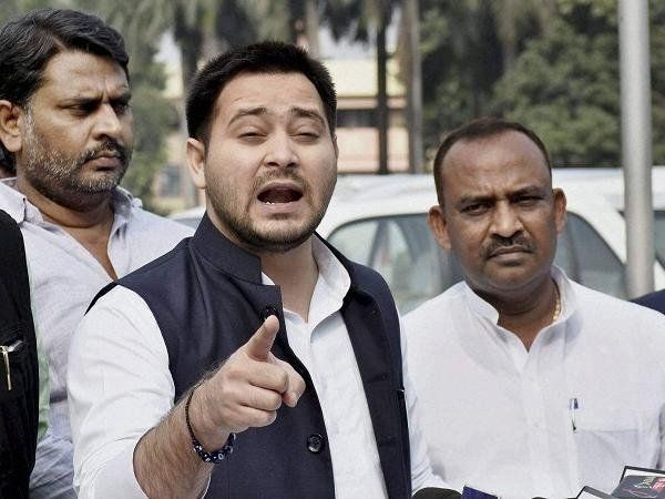 Bihar:लालू यादव को 'बंधक' बनाने के 'तेज प्रताप' के आरोप पर बोले 'तेजस्वी' ने कही ये बड़ी बात