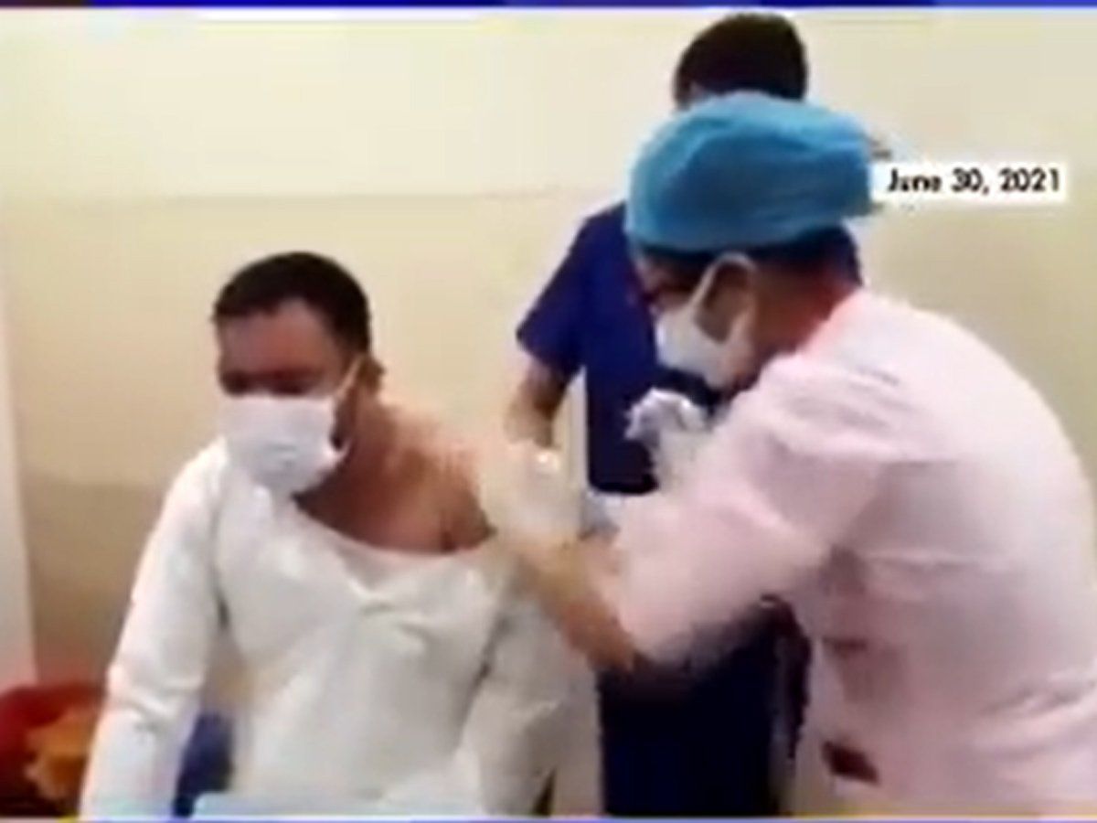 तेजस्वी, तेज प्रताप ने लगवाई कोरोना वैक्सीन, सुशील मोदी ने कसा तंज- लालू और राबड़ी ने लगवाई क्या? देखें VIDEO