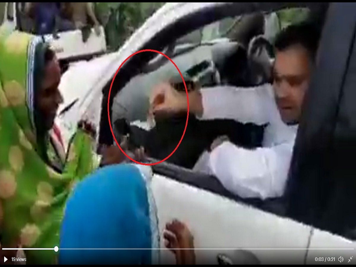 Panchayat Chunav से पहले तेजस्वी यादव ने महिलाओं को बांटे 500-500 के नोट, JDU ने कसा तंज