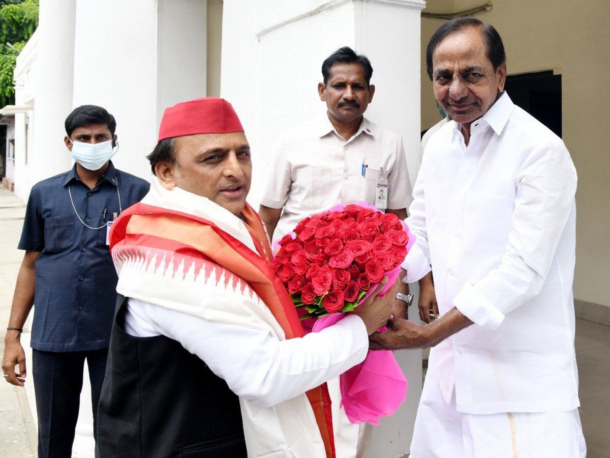 अखिलेश यादव से मिले तेलंगाना सीएम के चंद्रशेखर राव, वर्तमान राष्ट्रीय राजनीति और अन्य मुद्दों पर की चर्चा