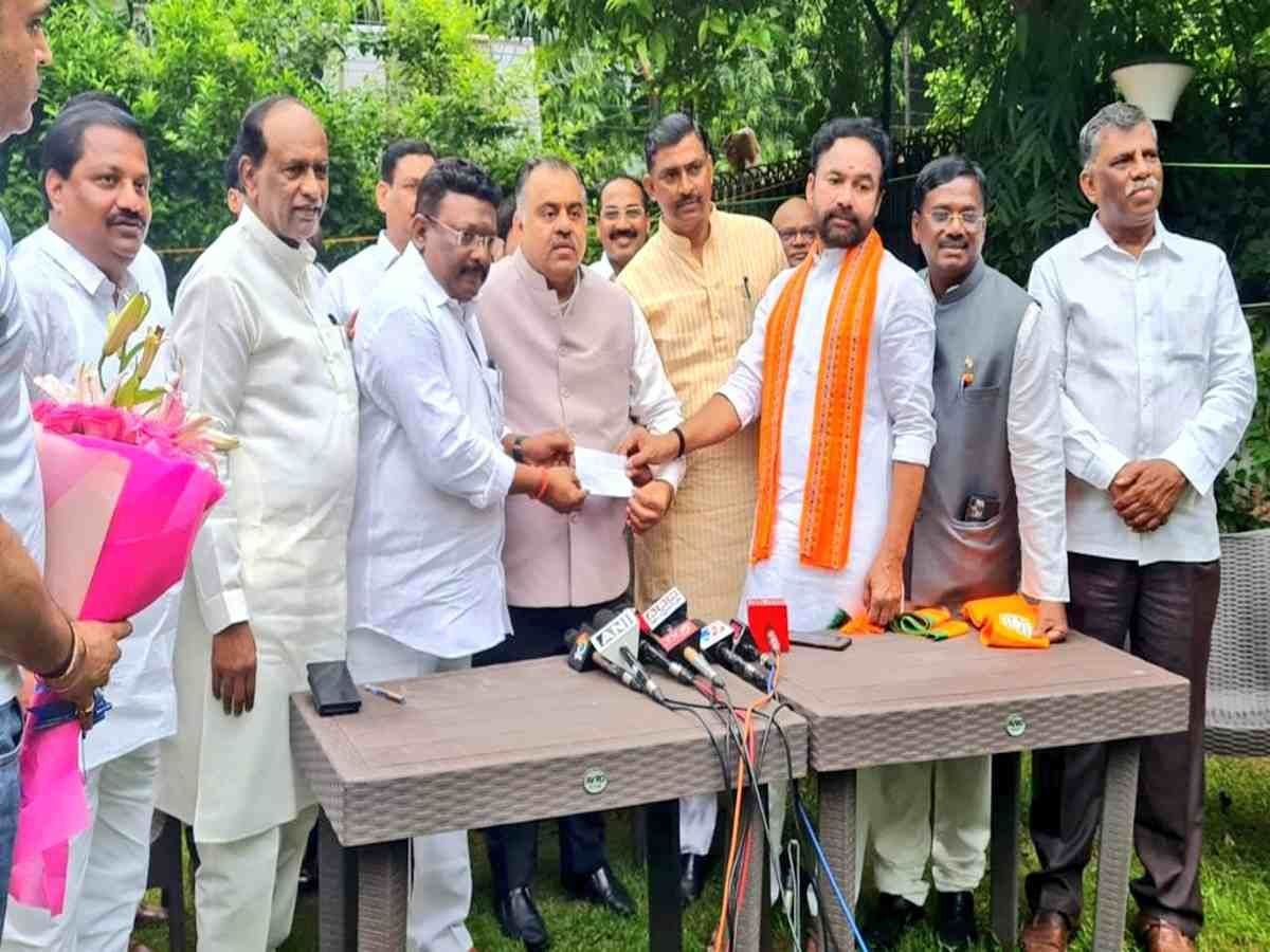 Telangana: तेलंगाना में कांग्रेस को बड़ा झटका, दासोजू श्रवण बीजेपी में हुए शामिल