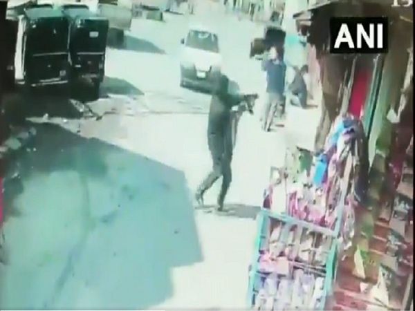 Terrorist opens fire in Baghat Barzulla of Srinagar district in Kashmir today, video gone viral 