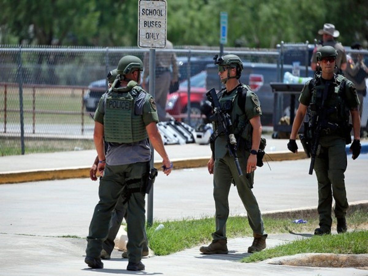 Texas Shooting: अमेरिका के टेक्सास स्थित स्कूल में अंधाधुंध फायरिंग,18 छात्रों सहित 21 लोगों की मौत