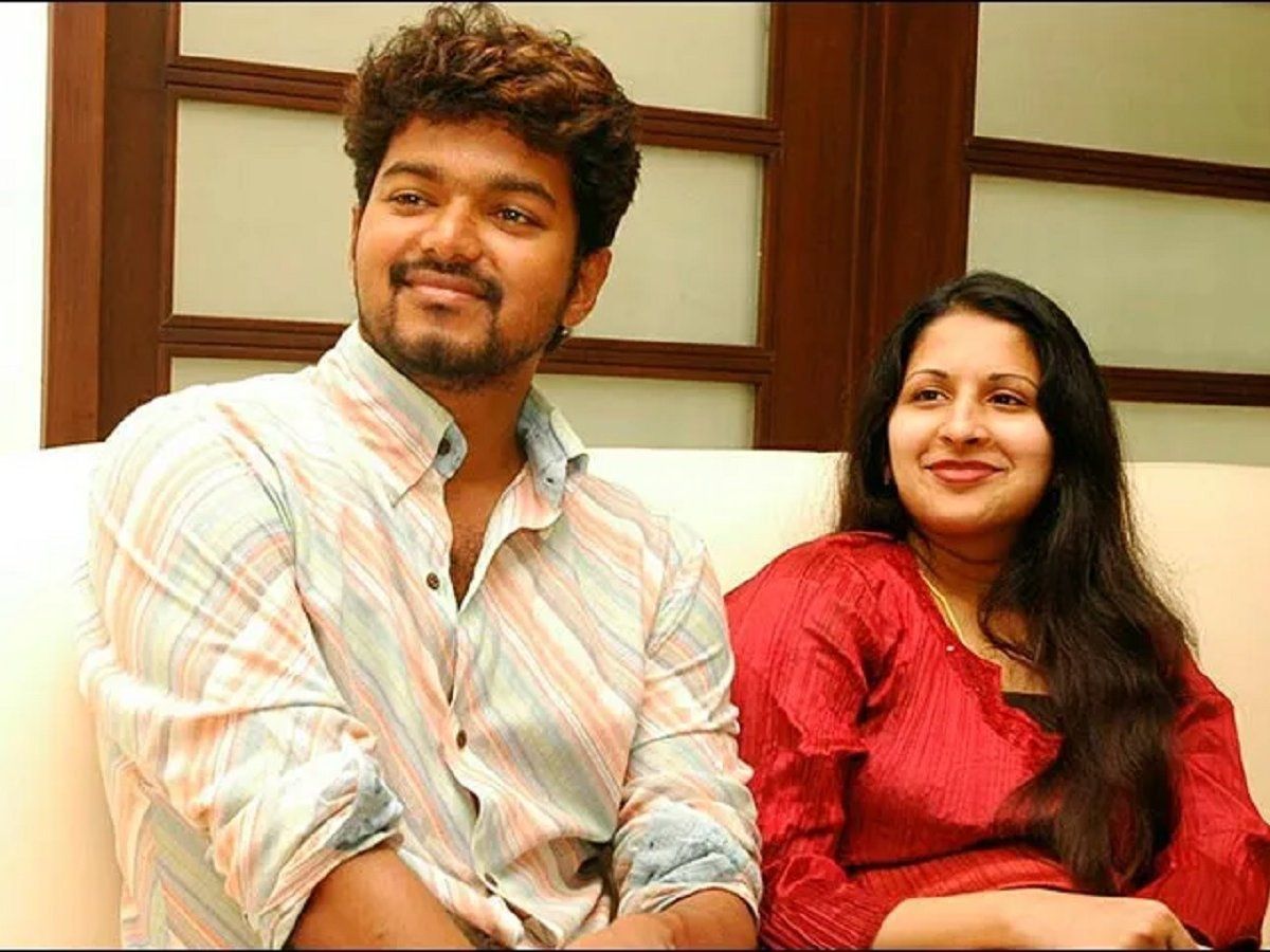 Thalapathy Vijay Love Story | पहली नजर में अपनी फैन को दिल दे बैठे थे साउथ  स्टार थलापति विजय, दिलचस्प है ये लव स्टोरी Tamil South Superstar Thalapathy  Vijay Love Story in