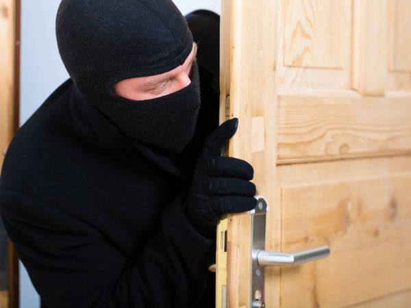 Lakhs of rupees stolen in super market in Patna