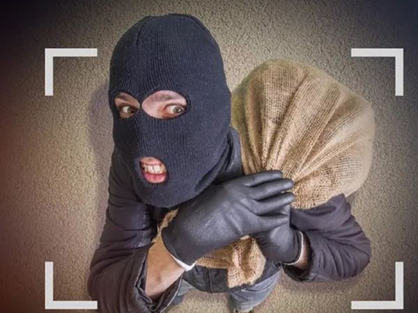 मास्क खरीदने गई महिला के घर में चोरी