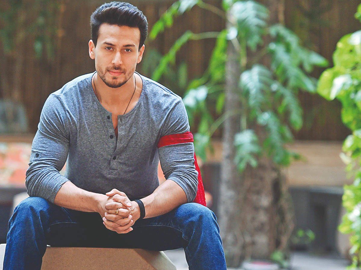 Tiger Shroff Net worth:104 करोड़ रुपए के मालिक हैं टाइगर श्रॉफ, मर्सिडीज से लेकर BMW तक ऐसा है कार कलेक्शन