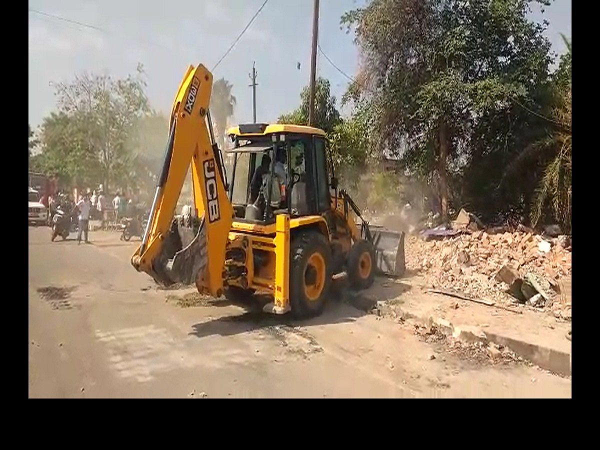 Madhya Pradesh: टीकमगढ़ में कांग्रेस नेता की दुकानों पर चला बुलडोजर, भोपाल में अवैध कब्जों पर एक्शन