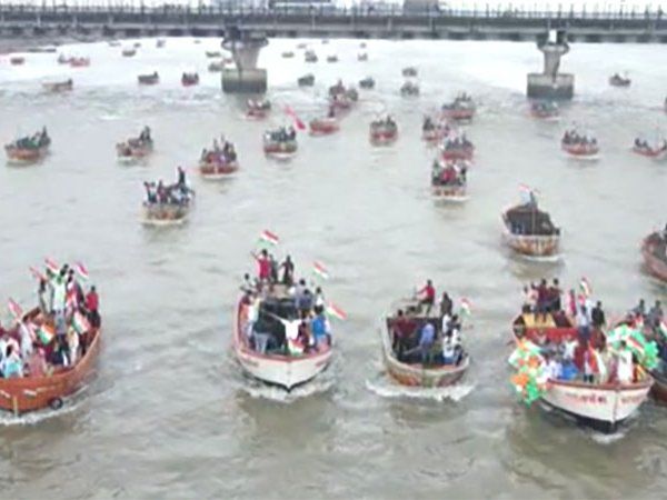 Tiranga Yatra in Tapi River Surat