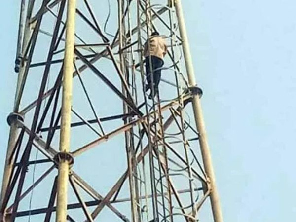 father in law did not let the wife go husband climbed the electricity tower