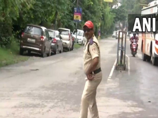 Viral Video Traffic Police personnel controls traffic in a unique way