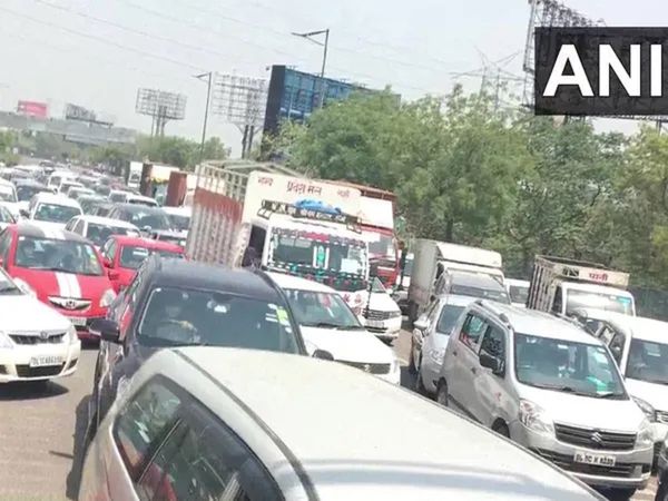 Delhi NCR Traffic news,  Heavy Traffic in Delhi-Noida Border as COVID-19 Lockdowns Ease