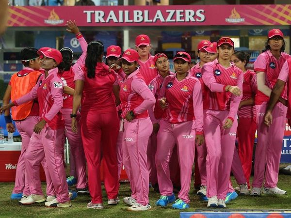 Smriti Mandhana Deandra Dottin 