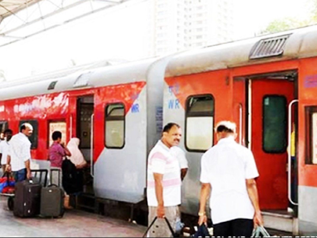 ट्रेन में सिगरेट पीने पर हो सकती है जेल, स्मोकिंग करने वाले पर कठोर कार्रवाई की तैयारी कर रहा रेलवे