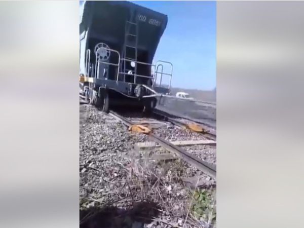 Viral Video How derailed trains are re derailed Watch Viral Video