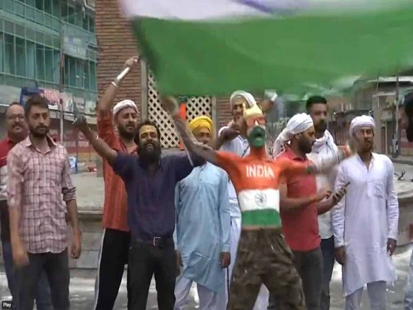Chants of Vande Mataram and bharat mata ki jai with Tricolour at Srinagar Lal Chowk