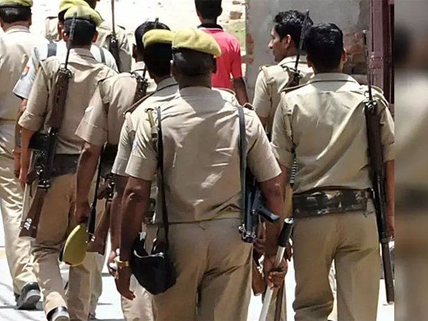 liquer mafia attack on police party kasgang up