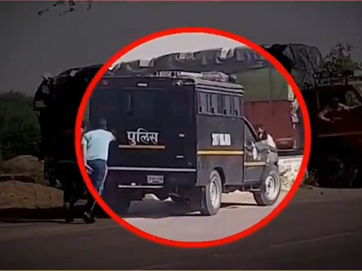 रास्ते में खराब हुई मुख्तार अंसारी को ले जाने वाली गाड़ी, परिवार को याद आया विकास दुबे