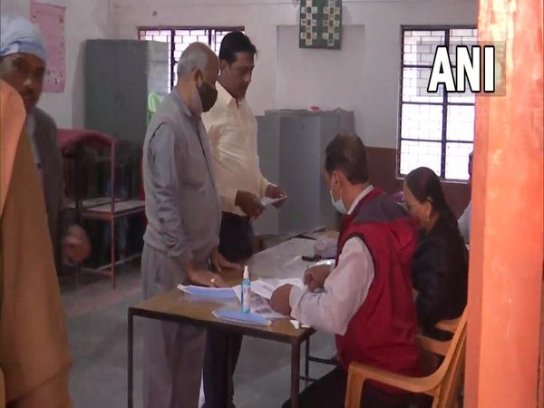 UP Election 2022 Final and seventh phase of polling held on Monday, Fate of 613 candidates will be decided