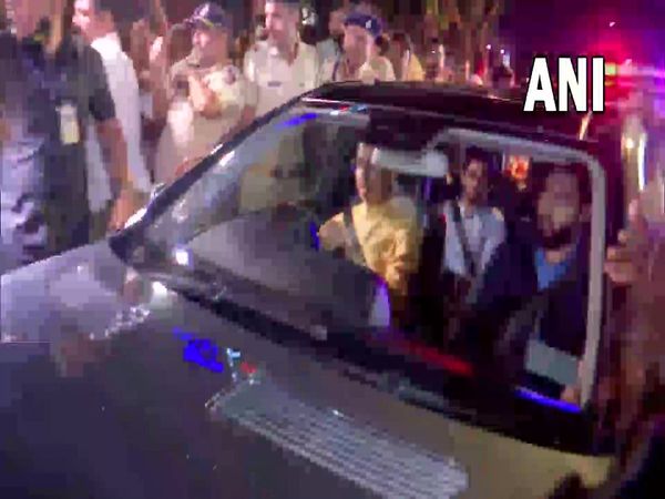 Maharashtra Uddhav Thackeray reached Raj Bhavan by driving car said after resignation I will come back