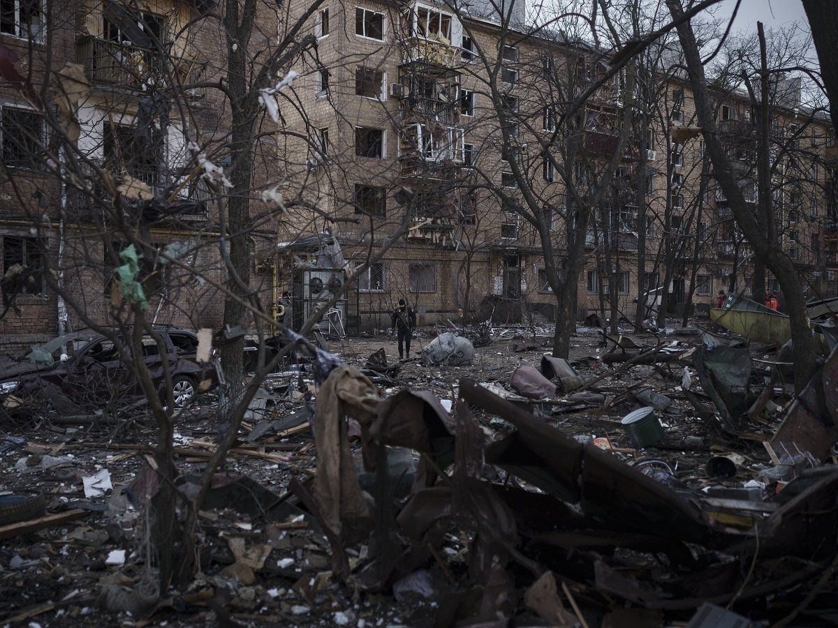 Ukraine Crisis: यूक्रेन में रह रहे भारतीयों के लिए दूतावास ने जारी किए हेल्पलाइन नंबर्स, कीव समेत कई शहरों में हालात बेहद खराब