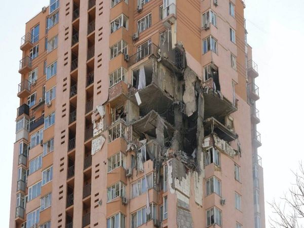 Russian missile strikes A high-rise apartment building in Kyiv, watch Video