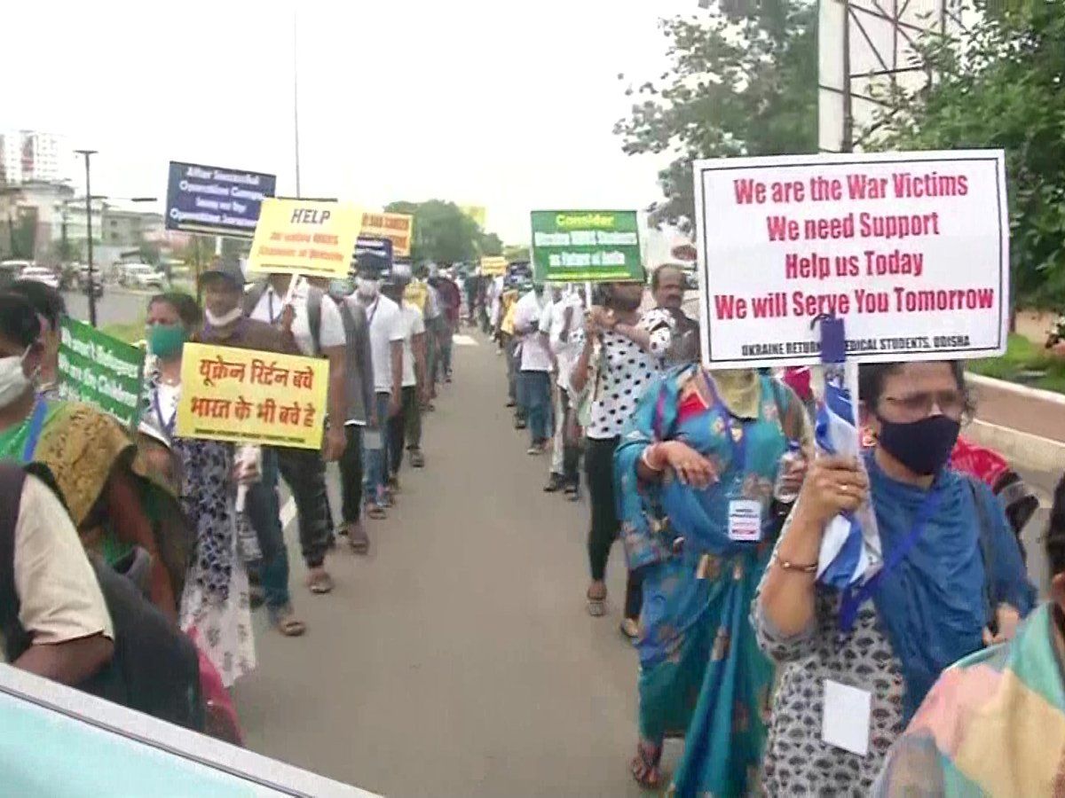 यूक्रेन से लौटे मेडिकल छात्रों का भुवनेश्वर में प्रदर्शन, भारत में सरकारी या प्राइवेट यूनिवर्सिटी में एडमिशन की मांग