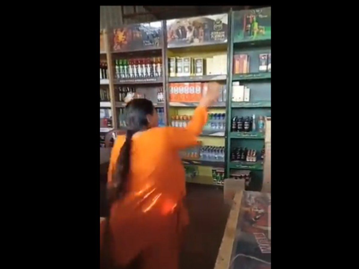 उमा भारती ने दुकान पर पत्थर से शराब की बोतलों को तोड़ा, फिर सीएम शिवराज को लिखी चिट्ठी
