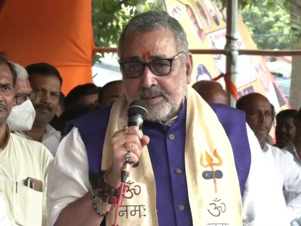 Today, 'Palturam' became 'Kalturam', Giriraj Singh's satire on Nitish Kumar, reminded me of Lalu's statement