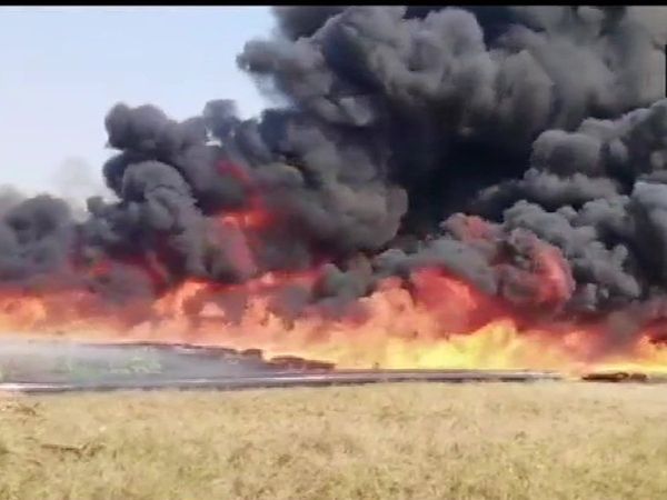 Unnao Farmers Protest: उन्नाव में पावर सब स्टेशन के सामने पाइप में किसानों ने लगाई आग
